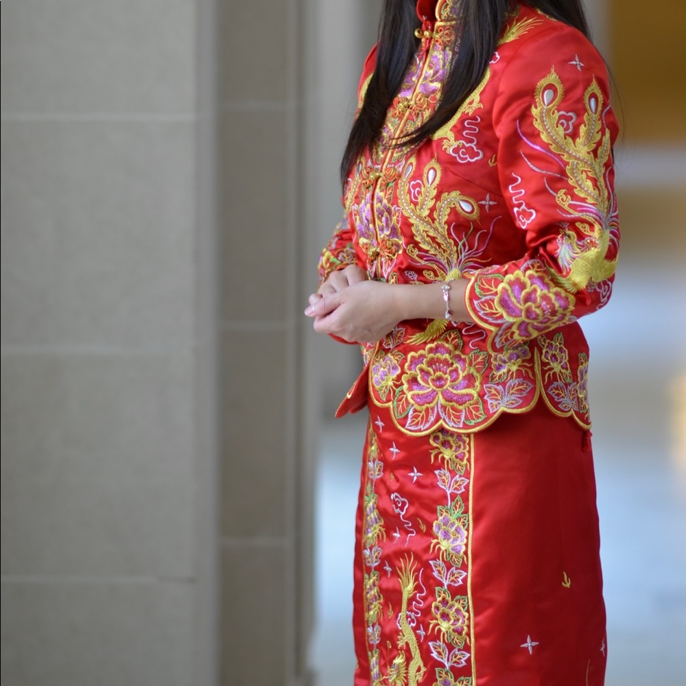 Chinese wedding dress with hair jewelry.